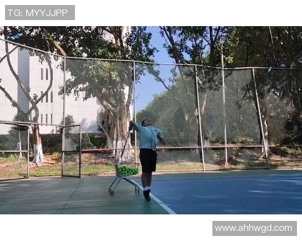 重庆网球队的速度之谜:网球巨献背后的训练与技巧揭秘 重庆网球队的速度之谜:网球巨献背后的训练与技巧揭秘